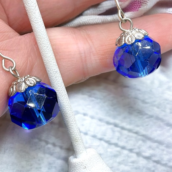 🌺Vintage Silver & Blue Czech Glass Earrings - Picture 10 of 12